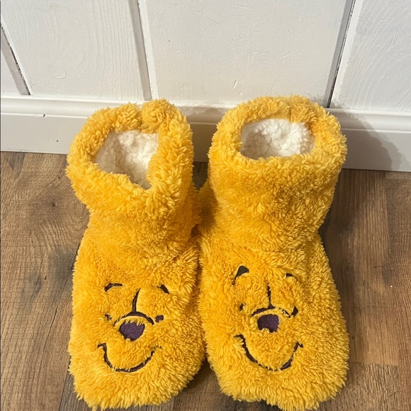 Disney Shoes - Cozy Winnie the Pooh high top Slippers sz. 8/9